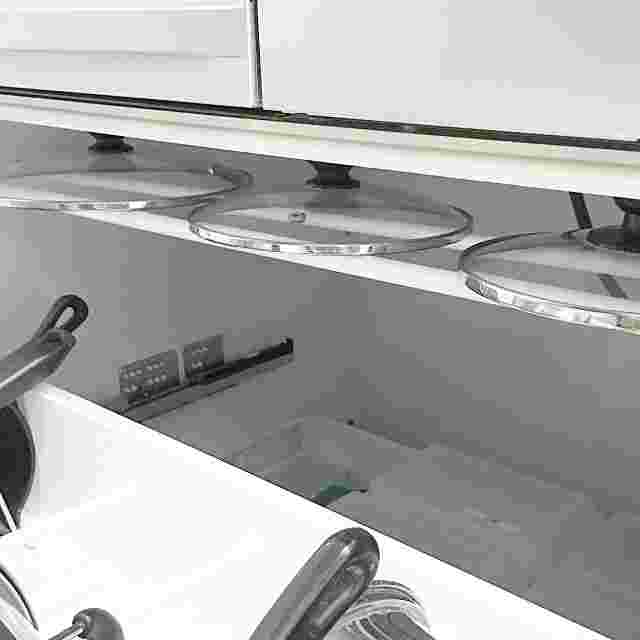 突っ張り棒を使用した鍋ふた収納