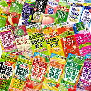 ドリンク屋の野菜ジュースがずらりと並んでいる写真