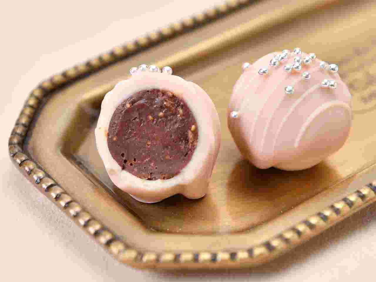 アラザンをトッピングしたピンク色のチョコレート