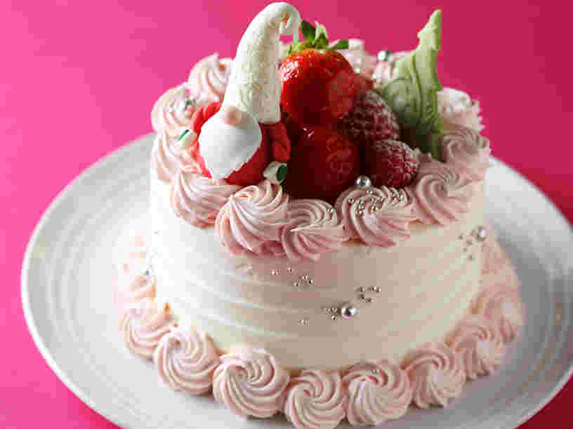 アラザンをトッピングしたクリスマスケーキ