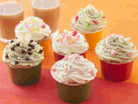 生クリームとアラザンでデコレーションしたカップケーキ