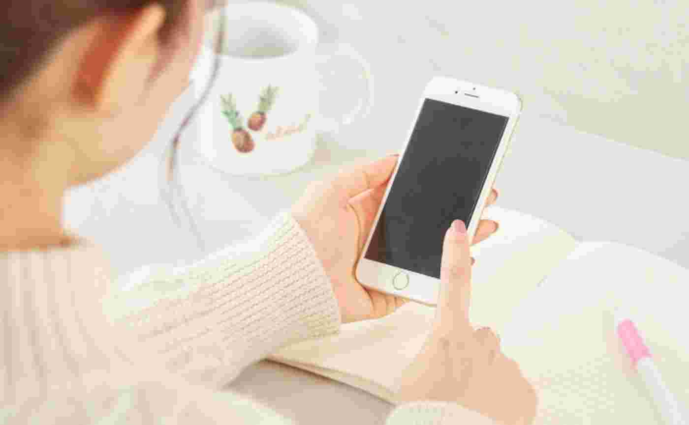 スマホでネット検索している女性の写真