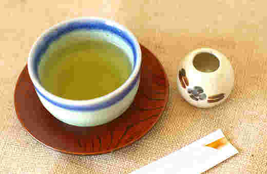 温かいクマ笹茶を入れた湯飲み