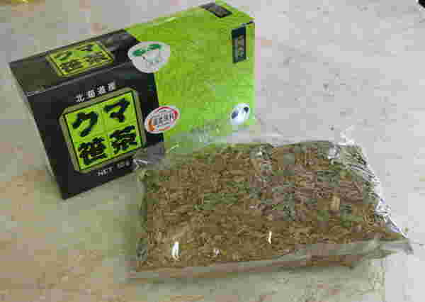 クマ笹を乾燥させて作られて売られているクマ笹茶の茶葉