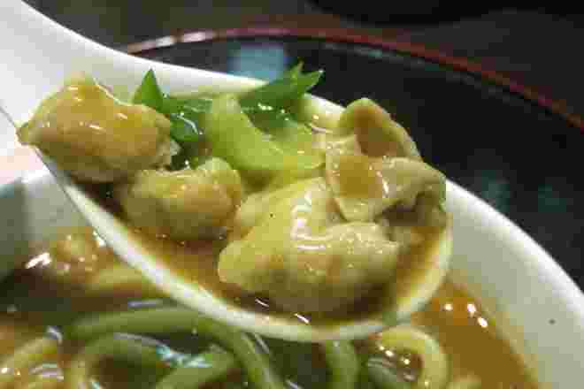 ココイチのカレーうどんにはネギもたくさん入っている