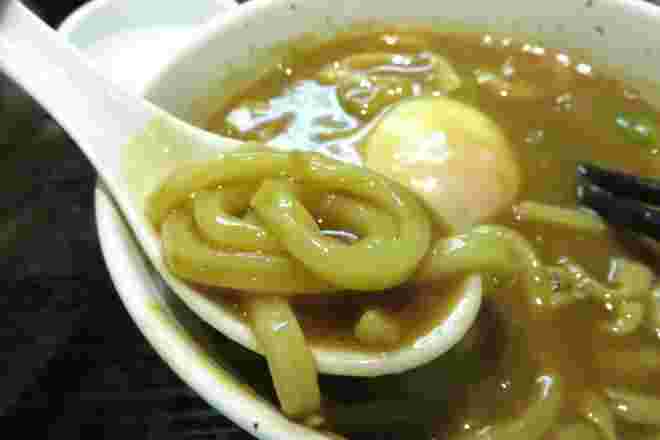 とり～りカレーうどんは滑らかなスープが特徴