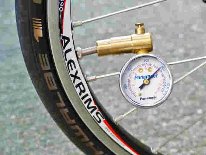自転車の空気圧を測る