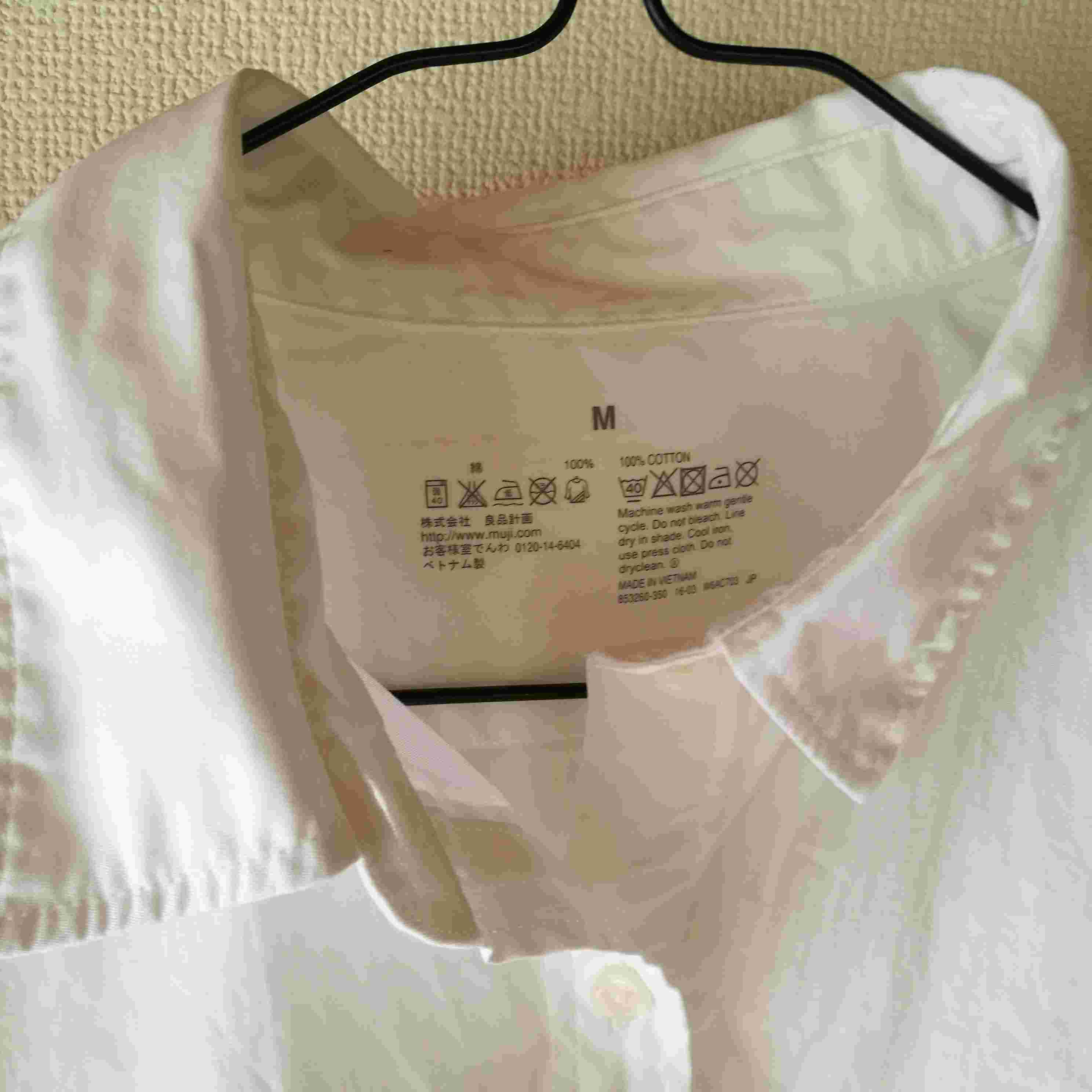 無印良品の白シャツの襟もと