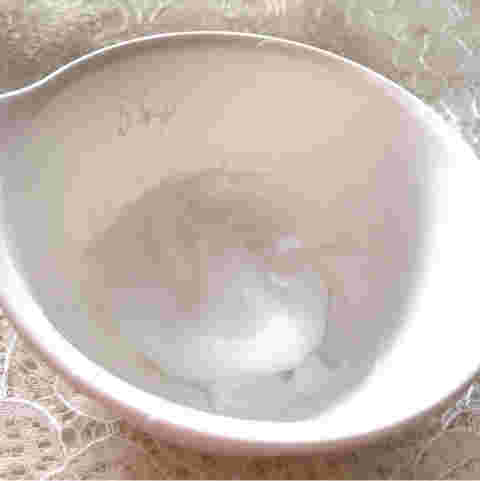 アイシングクリームに水を入れて混ぜているところ