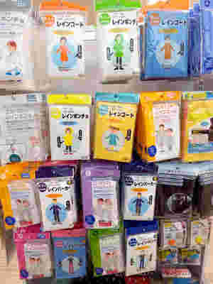 キャンドゥのレインコート売り場画像
