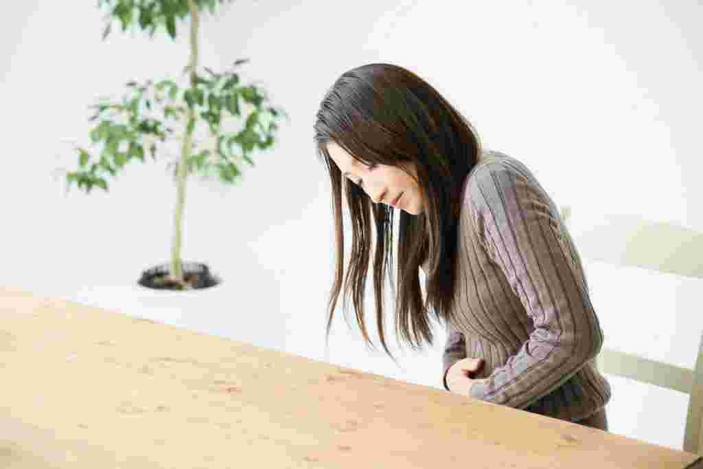 便秘で腹痛を起こしている女性