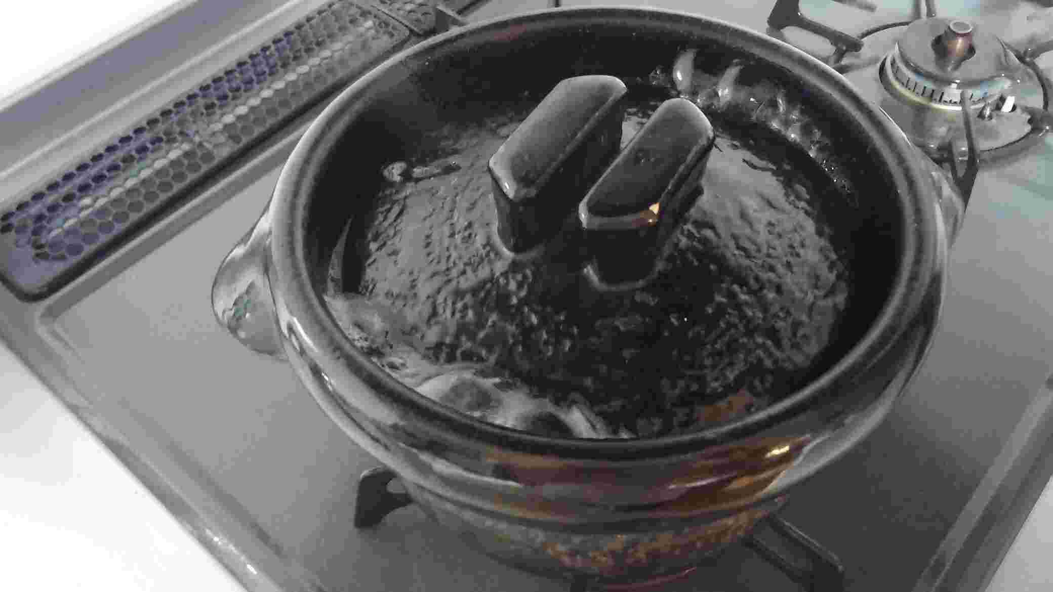 土鍋を使ってコンロで玄米を炊いている様子
