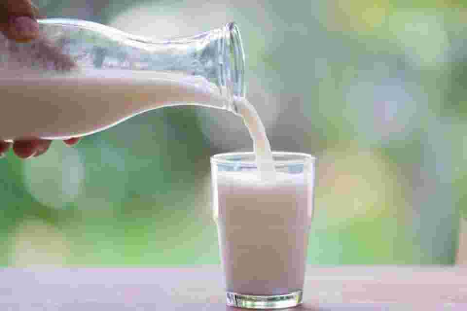 グラスに牛乳を注ぐ画像