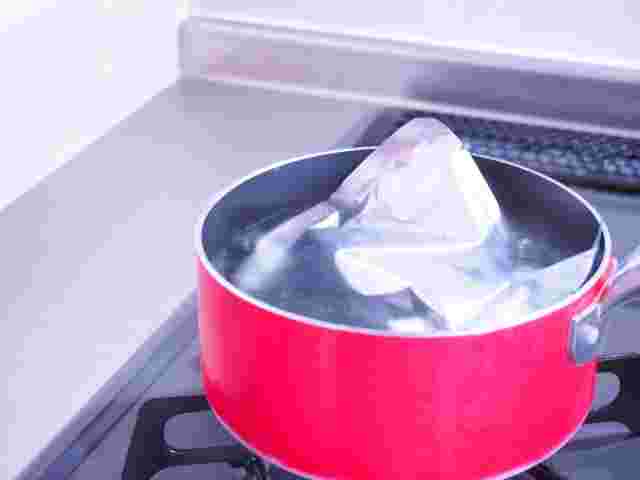 鍋の中に入れたレトルトパックが湯煎されている様子