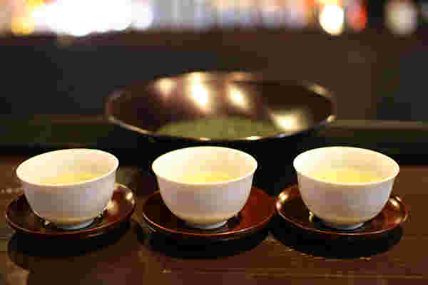 芽茶を注いだ茶碗