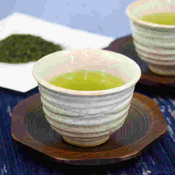 茶碗に入れた芽茶と茶葉