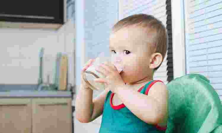 牛乳を飲む子供