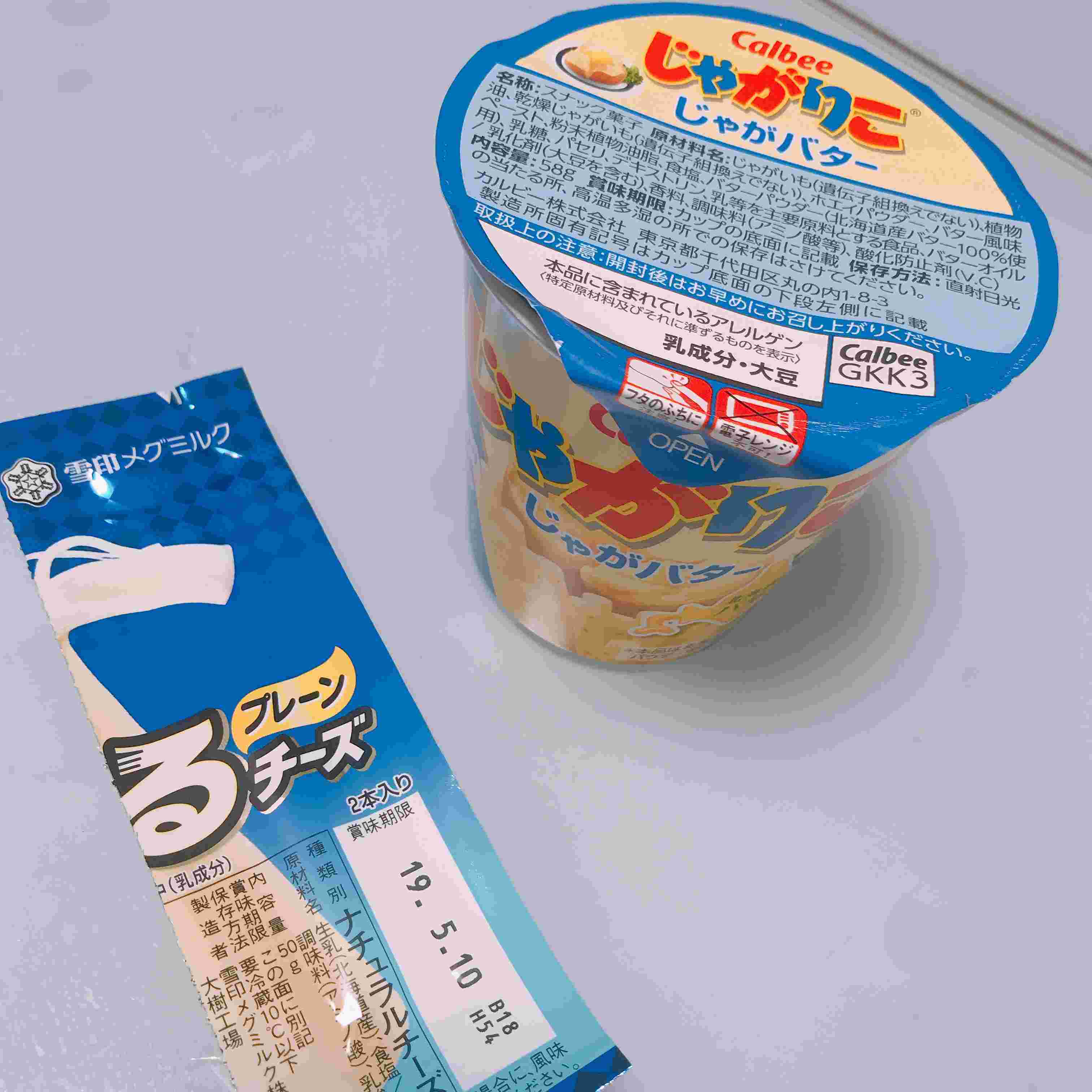 じゃがりこじゃがバター味とさけるチーズプレーン