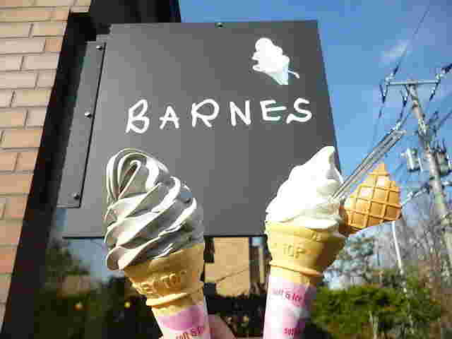 BARNESのソフトクリームと看板
