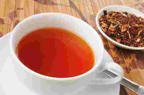カップに注がれたルイボスティーと茶葉