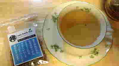 セントジョーンズワートティーを注いだティーカップと茶葉