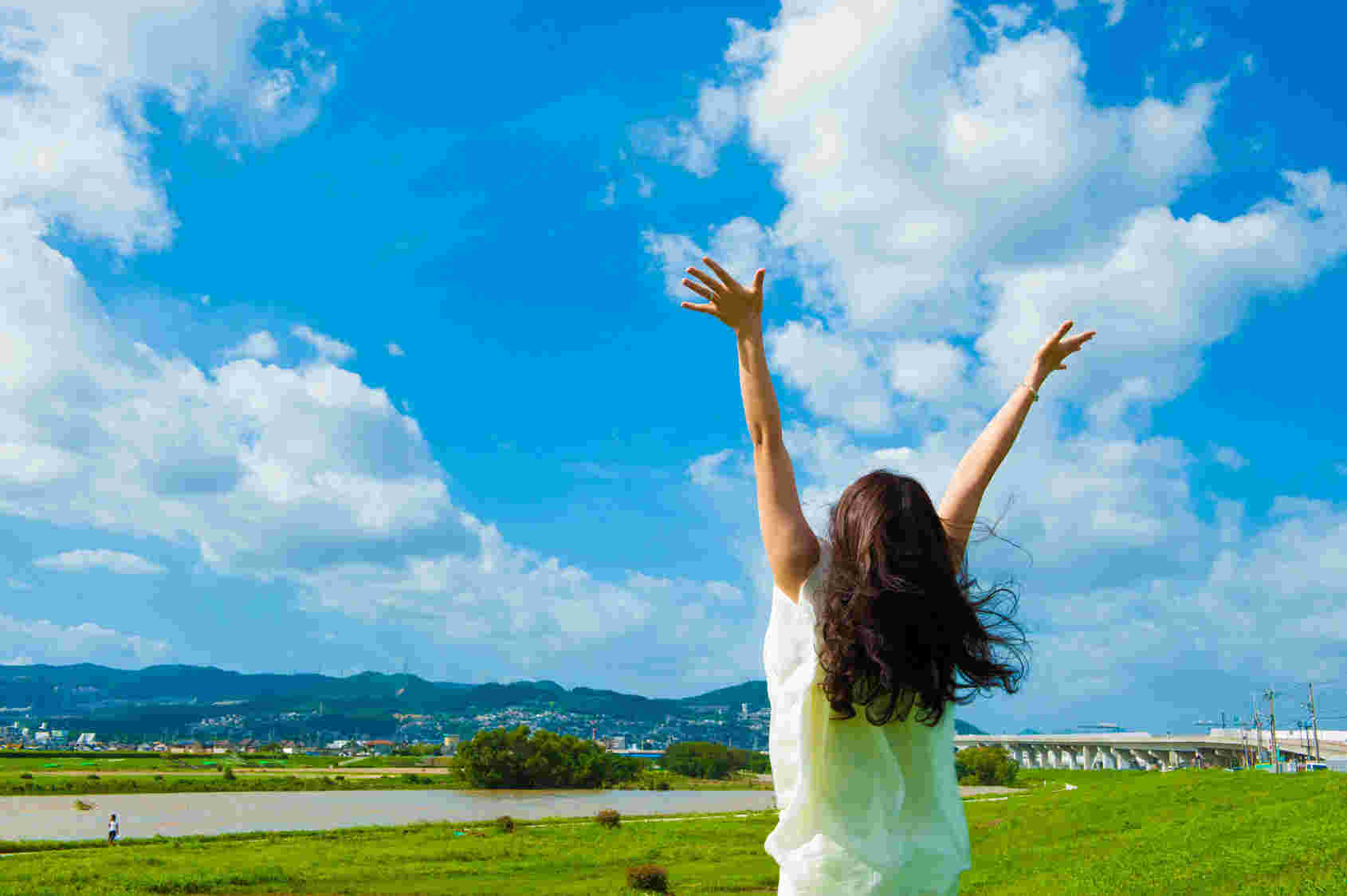気分が晴れやかにすっきりとして元気になった女性