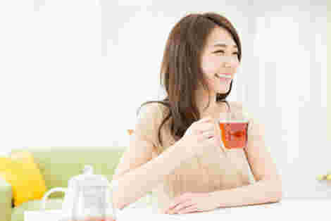 ハーブティーを飲む女性