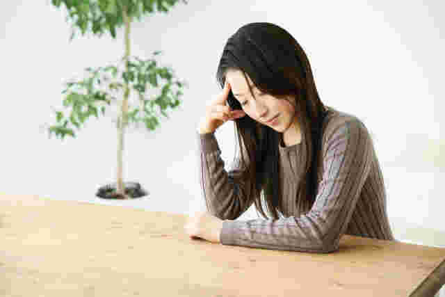 体調が悪く倦怠感を感じる女性