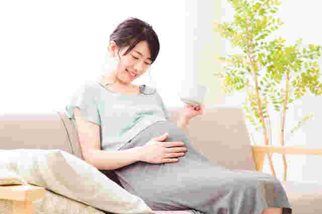 お茶を飲んでいる妊娠中の女性