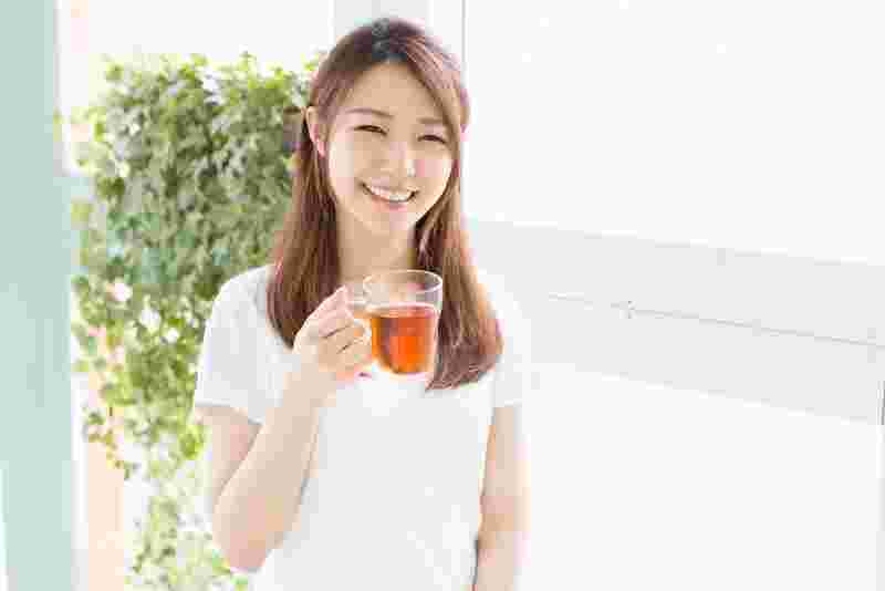 ギムネマ茶を飲む女性
