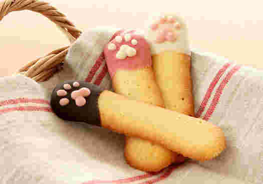 猫の肉球がアイシングされたラングドシャ