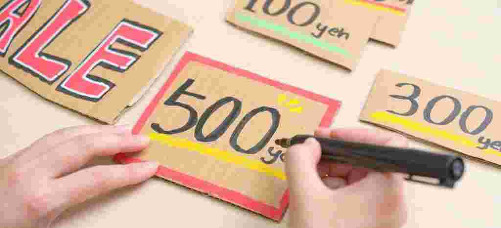 値段を段ボールに500円と書いているところ