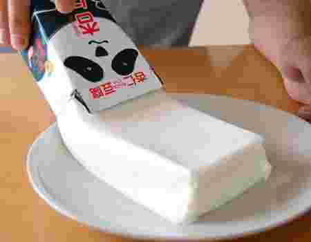 カルディの杏仁豆腐を取り出しているイメージ