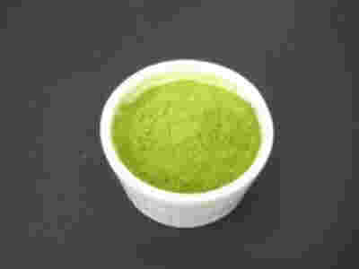 粉末茶はお湯に溶かして飲むだけの簡単さ