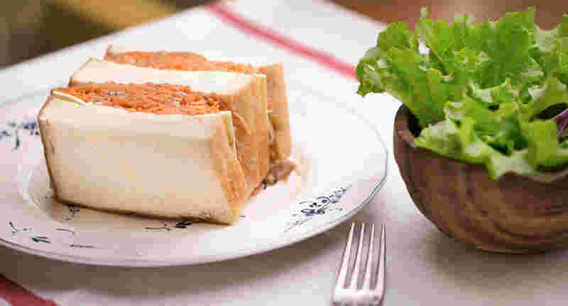食パンにサンドしたにんじんマリネのサンドイッチ
