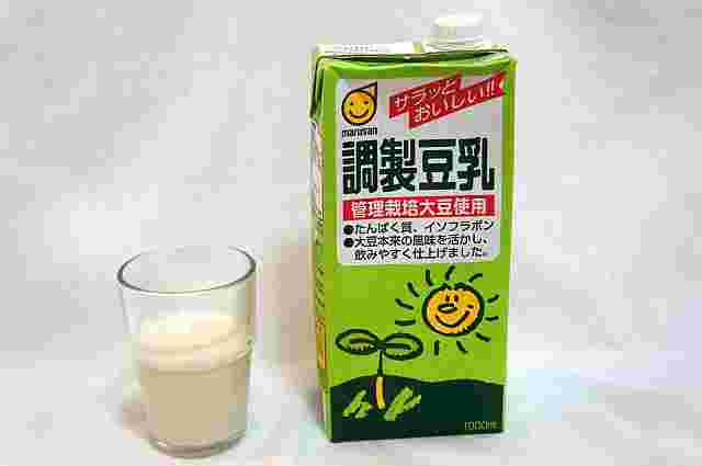 パックの調製豆乳とコップに入った豆乳
