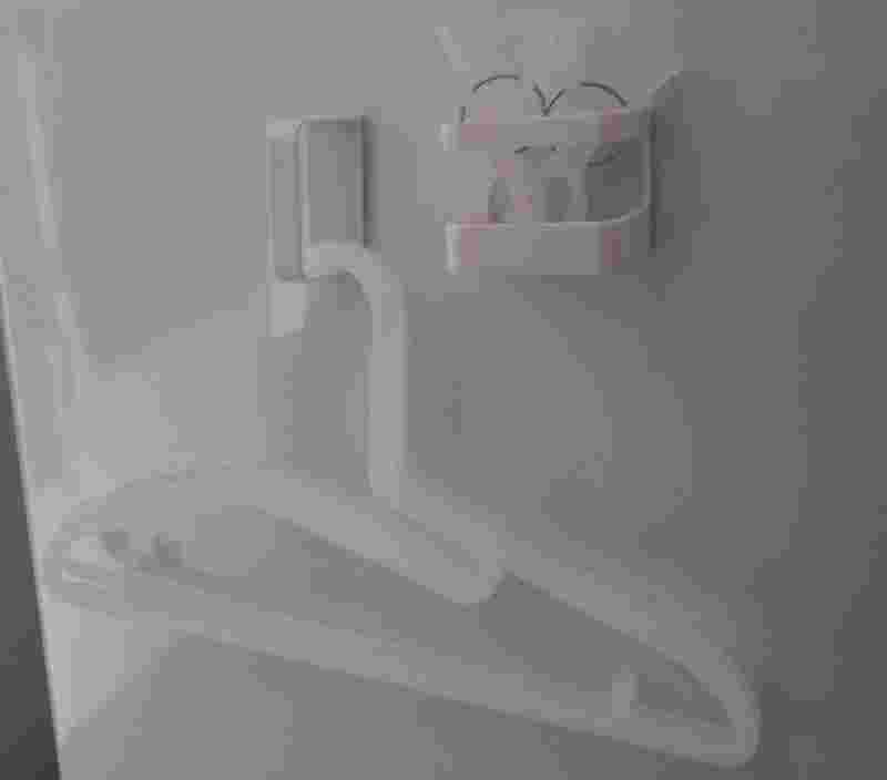 ダイソーのマグネットタイプ傘立てをハンガーかけや洗濯バサミ入れに活用した様子