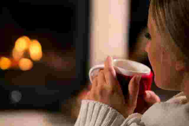 寝る前にお茶を飲んでいる女性