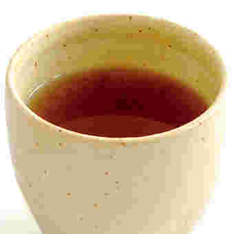 食後に飲む湯飲みに注がれたバナバ茶