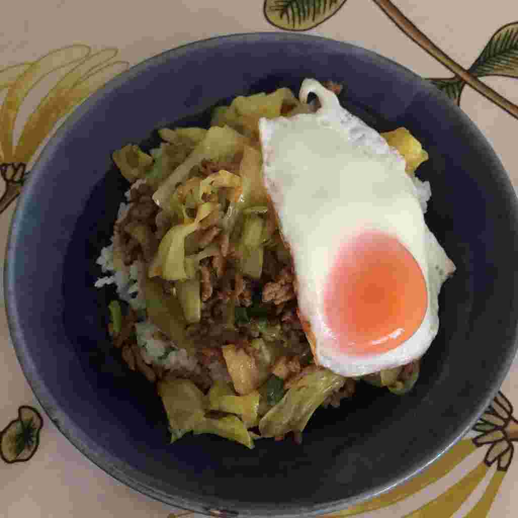 目玉焼き丼と焼き野菜