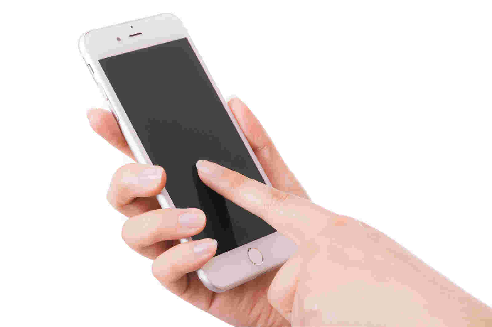 スマホを手に持ち液晶画面にタッチする人