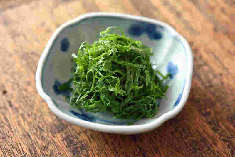 小皿に盛られた大葉