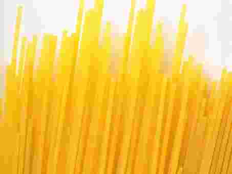 バラバラなった大量のパスタの乾麺
