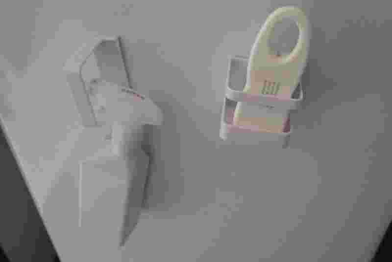 ダイソーのマグネットタイプ傘立ての上下のパーツを別々に活用している様子