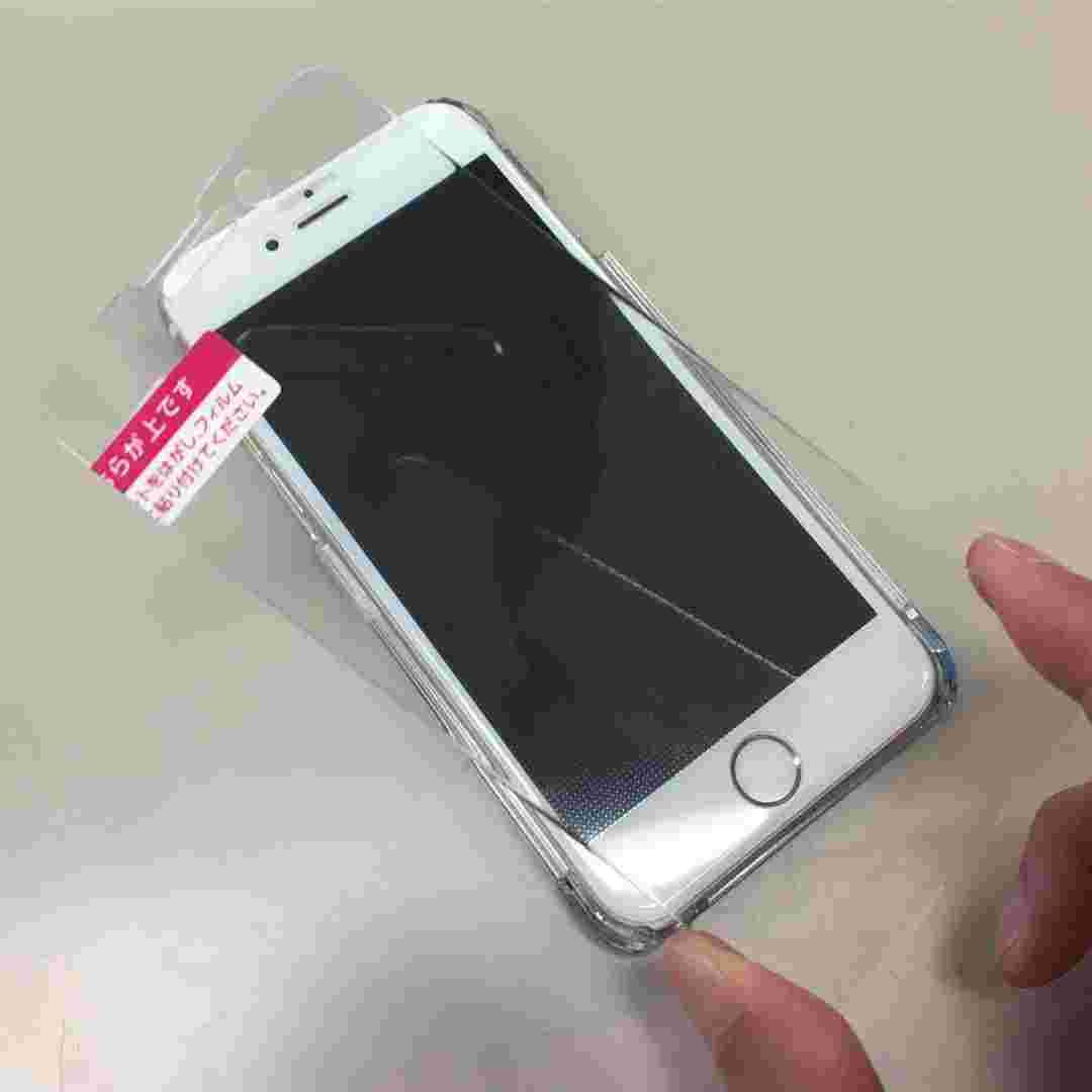 スマホにガラスフィルムを貼り付ける作業