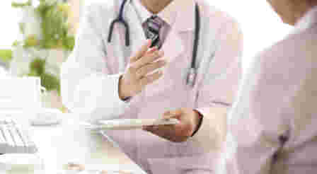 医師に相談している様子