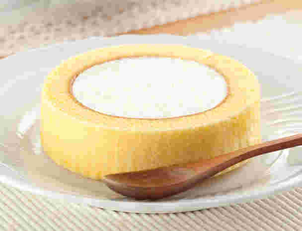 皿にのったプレミアムロールケーキ