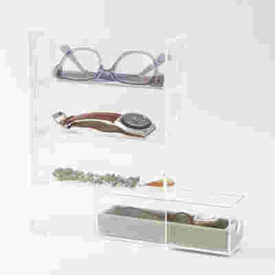 無印良品のアクリルケースにメガネを収納した画像