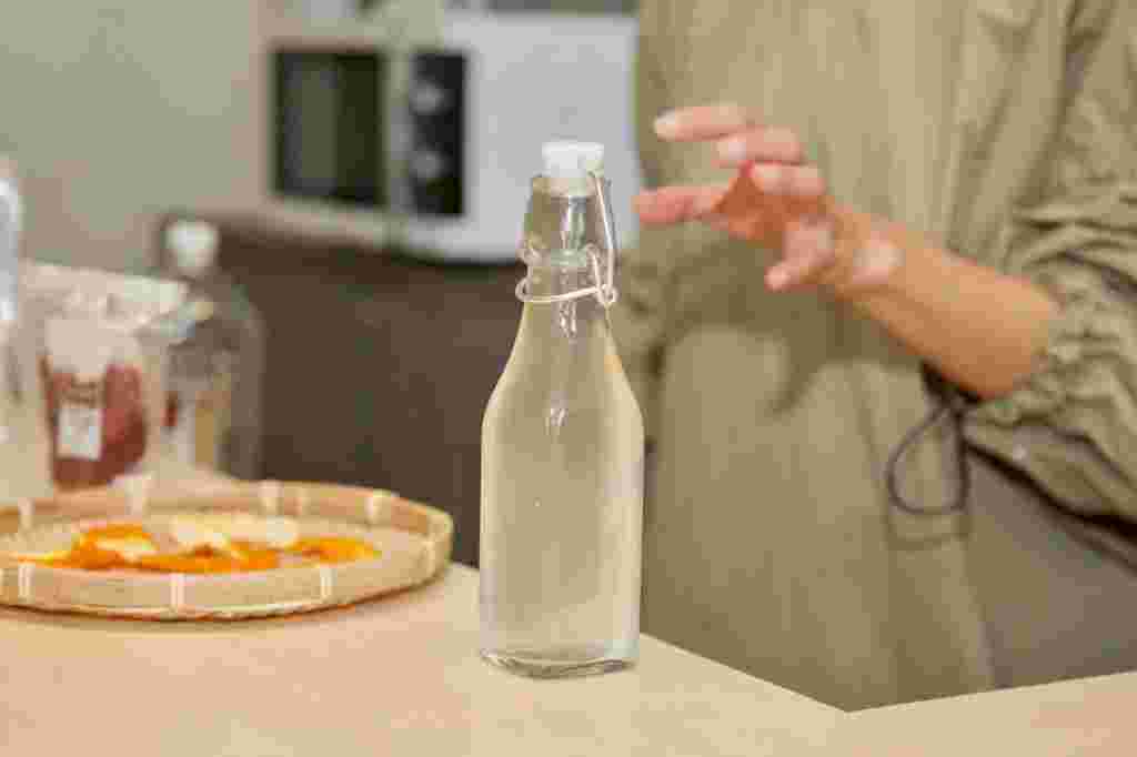 発酵水が瓶に入っている様子