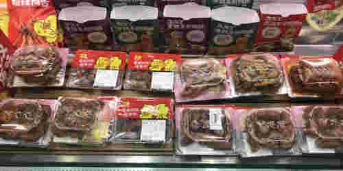 スーパーに並ぶ鴨肉の商品